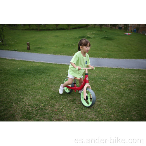 Niños corriendo bicicleta deslizándose por los pies